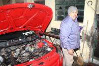 Roban herramientas en un taller de herrería