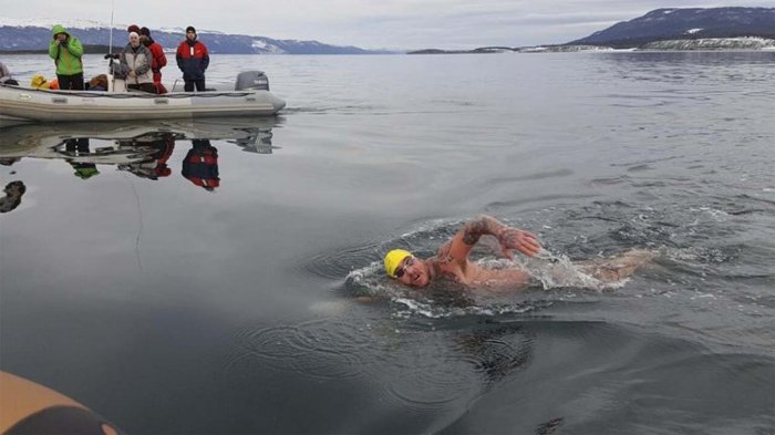 Un herrero cruza a nado el canal de Beagle